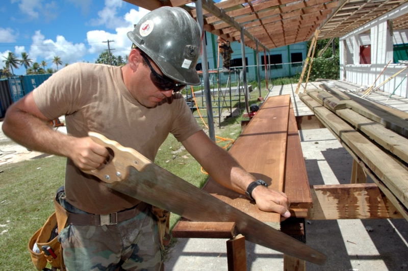 ebeniste-PEONE-min_worker_construction_building_carpenter_male_job_build_helmet-893290